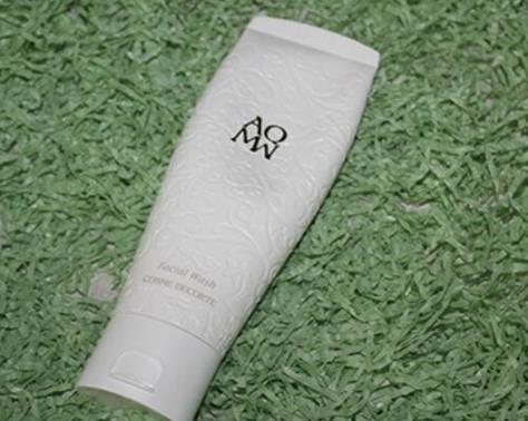 8款最好洗面奶排行榜,cpb光耀亮彩潔面膏、黛珂白檀洗面奶很暢銷