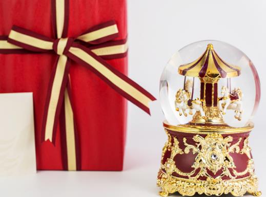 初中畢業(yè)禮物排行榜,哈尼熊、旋轉(zhuǎn)木馬音樂盒深受喜愛