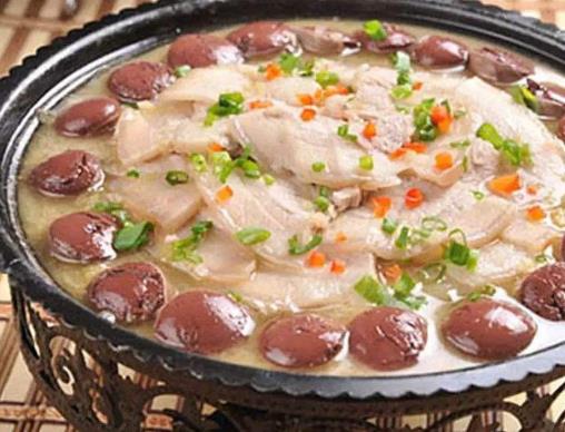 沈陽十大名吃排名,熏肉大餅酥脆可口,小雞燉蘑菇營養(yǎng)豐富