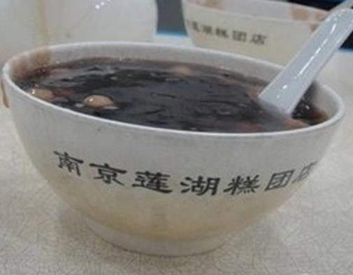 南京夫子廟必吃的小吃,回味鴨血粉絲人氣高,唐字臭豆腐很獨特