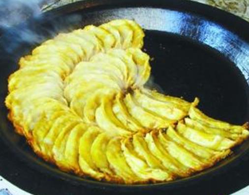 南京夫子廟必吃的小吃,回味鴨血粉絲人氣高,唐字臭豆腐很獨特