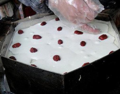 南京夫子廟必吃的小吃,回味鴨血粉絲人氣高,唐字臭豆腐很獨特