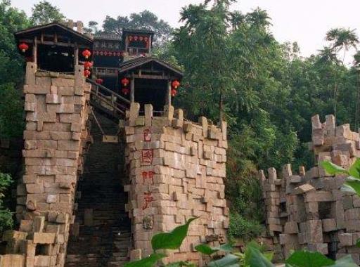 廣安十大旅游景點(diǎn)排名,華鎣山環(huán)境優(yōu)越,寶箴塞旅游區(qū)是有名古寨