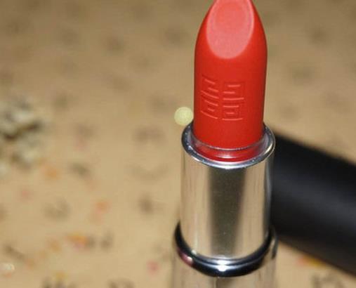 紀梵希口紅最火色號排名,紀梵希小羊皮口紅304上唇飽滿有光澤