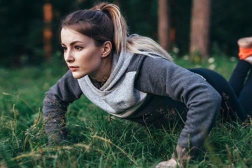 八大居家運動排行榜,平板支撐、深蹲有效改善身體狀況