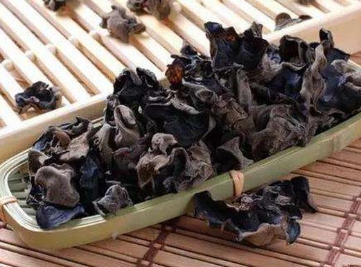 十大活血化瘀的食物排行榜,紅花能疏通經(jīng)絡(luò),當(dāng)歸緩解月經(jīng)不調(diào)