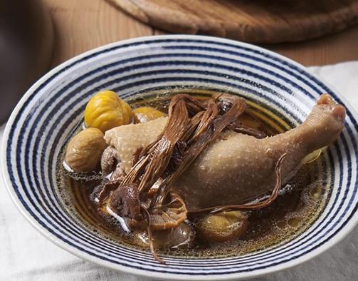 廣東十大靚湯排名,五指毛桃豬骨湯、黨參黃芪燉雞湯美味又滋補
