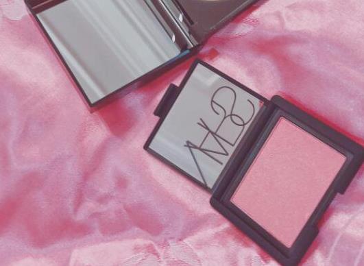 十大高光品牌排行榜,肌膚之鑰高光、羅拉瑪斯亞高光妝容很通透