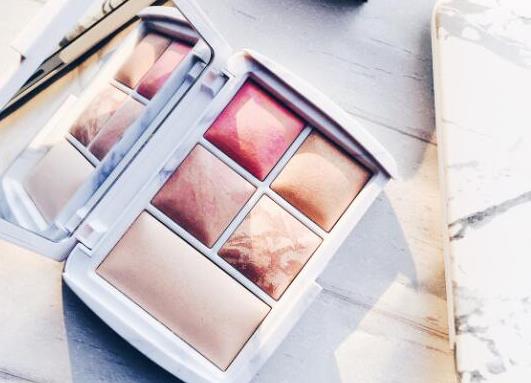 十大高光品牌排行榜,肌膚之鑰高光、羅拉瑪斯亞高光妝容很通透