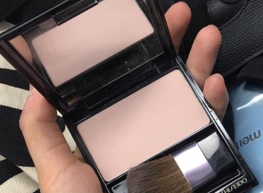 十大高光品牌排行榜,肌膚之鑰高光、羅拉瑪斯亞高光妝容很通透