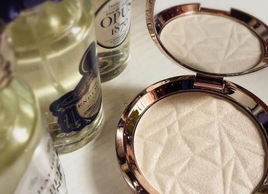 十大高光品牌排行榜,肌膚之鑰高光、羅拉瑪斯亞高光妝容很通透