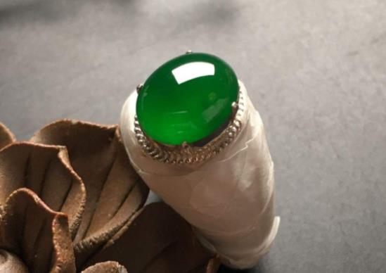 世界十大最值錢的玉石排名,羊脂白玉細膩油性好、和田黃玉是玉中之皇