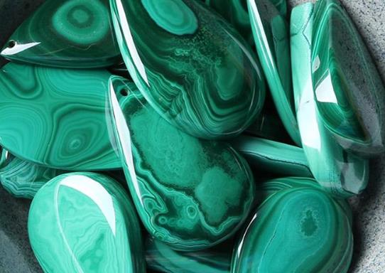 世界十大最值錢的玉石排名,羊脂白玉細膩油性好、和田黃玉是玉中之皇