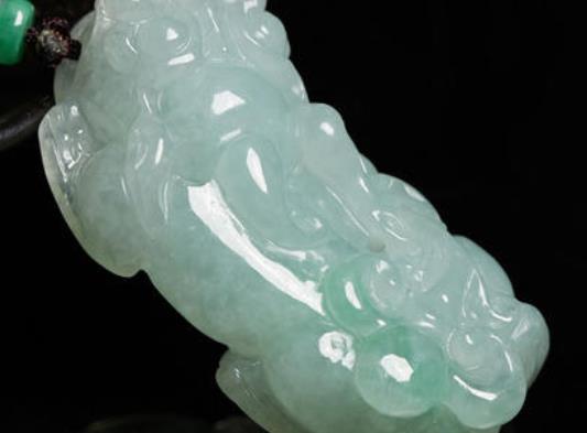 世界十大頂級翡翠排名,玻璃種翡翠質地細膩、龍石種翡翠價格昂貴