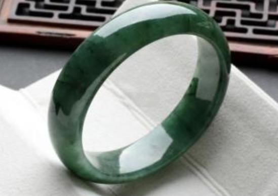 世界十大頂級翡翠排名,玻璃種翡翠質地細膩、龍石種翡翠價格昂貴