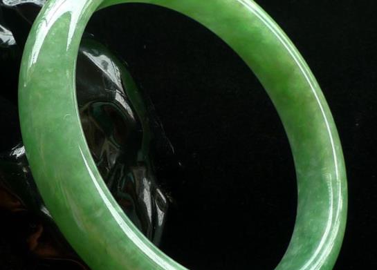 世界十大頂級翡翠排名,玻璃種翡翠質地細膩、龍石種翡翠價格昂貴