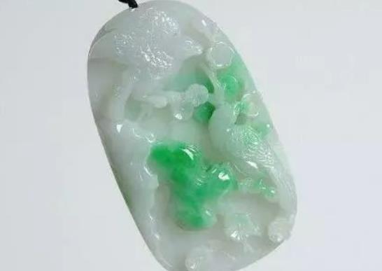 世界十大頂級翡翠排名,玻璃種翡翠質地細膩、龍石種翡翠價格昂貴