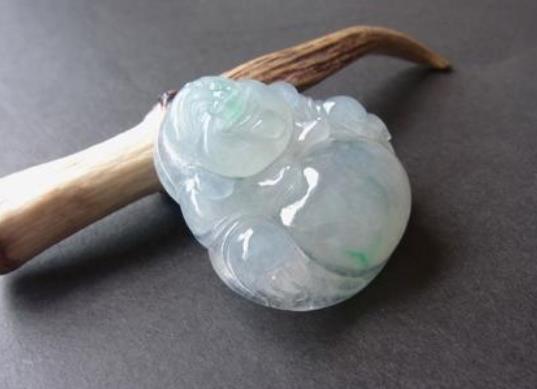 世界十大頂級翡翠排名,玻璃種翡翠質地細膩、龍石種翡翠價格昂貴