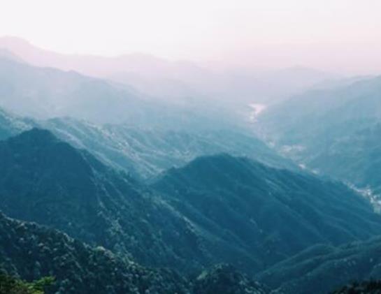 中國十大著名紅色旅游景點,延安革命紀念地景區、西柏坡深受人們歡迎