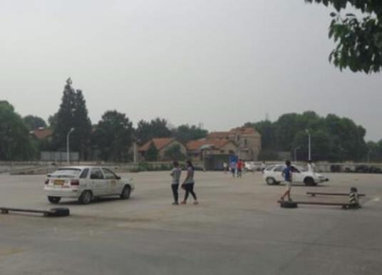 武漢十大駕校排名,紳寶駕校服務(wù)周到、南湖駕校環(huán)境舒適