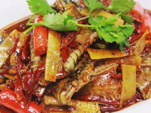 湘菜酒席中的十道菜排名,剁椒魚頭鮮辣可口、辣椒炒肉非常經(jīng)典