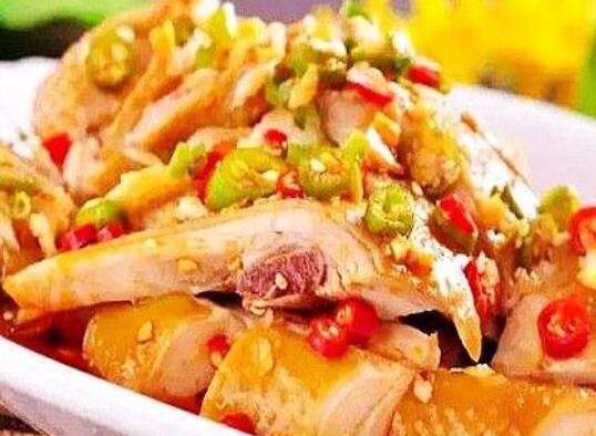 湘菜酒席中的十道菜排名,剁椒魚頭鮮辣可口、辣椒炒肉非常經(jīng)典