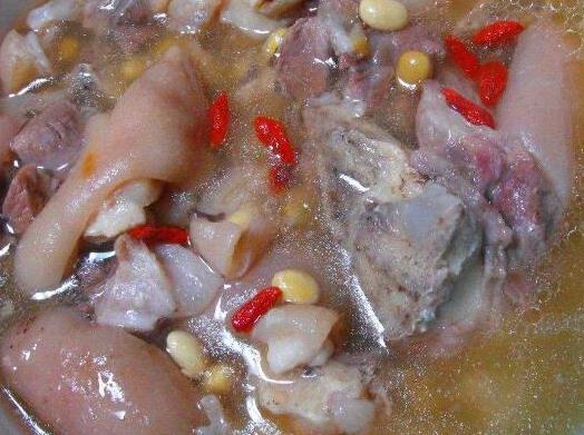 湘菜酒席中的十道菜排名,剁椒魚頭鮮辣可口、辣椒炒肉非常經(jīng)典