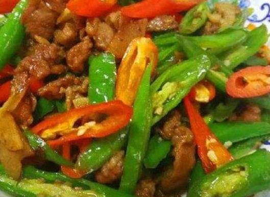 湘菜酒席中的十道菜排名,剁椒魚頭鮮辣可口、辣椒炒肉非常經(jīng)典