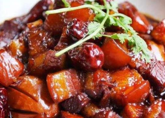 湘菜酒席中的十道菜排名,剁椒魚頭鮮辣可口、辣椒炒肉非常經(jīng)典