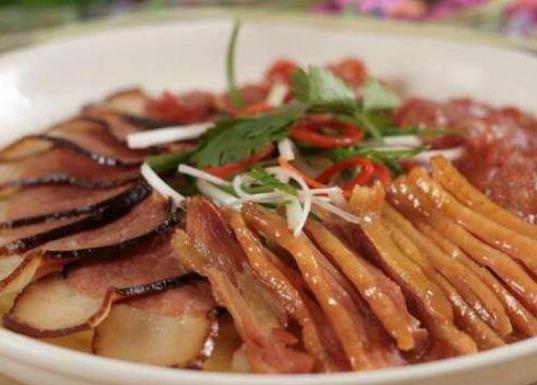 湘菜酒席中的十道菜排名,剁椒魚頭鮮辣可口、辣椒炒肉非常經(jīng)典