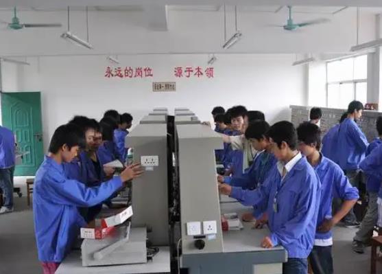 中國十大電工培訓機構,程控教育、八方匯的講師有豐富的經驗