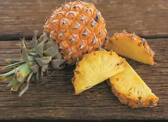 十大高檔水果排行榜,黑西瓜產量很低極其珍貴、白草莓口感香甜