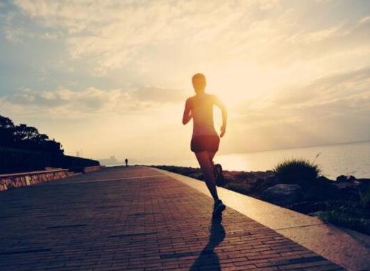 全球公認(rèn)三大最佳運(yùn)動(dòng),揮拍運(yùn)動(dòng)可降低全因死亡率、游泳增強(qiáng)頸腰背肌力量