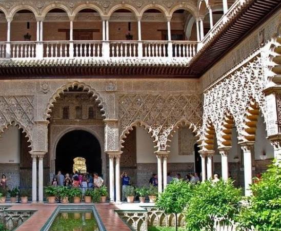 西班牙塞維利亞十大旅游排行 塞維利亞斗牛廣場是游客最多的一大景點