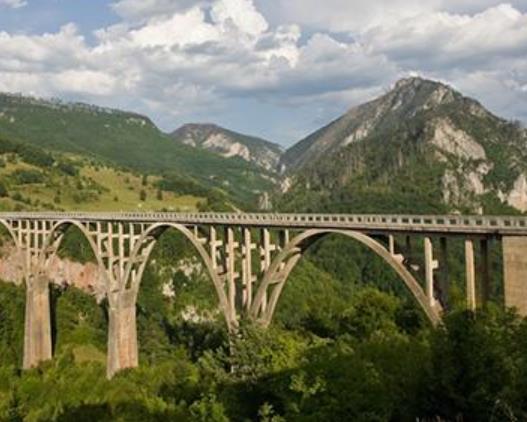 黑山十大旅游景點排行 塔拉河谷大橋位于黑山北部塔拉河谷地區