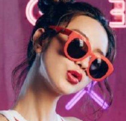 微博上的網紅排行 張沫凡是一位90后的美女她是微博紅人