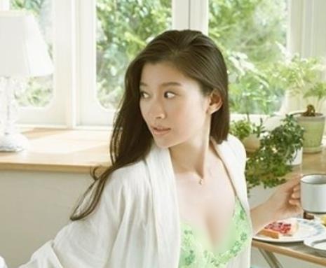 日本最受歡迎熟女排行 內(nèi)田有紀(jì)98年被Junon雜志票選為日本第二美麗女星