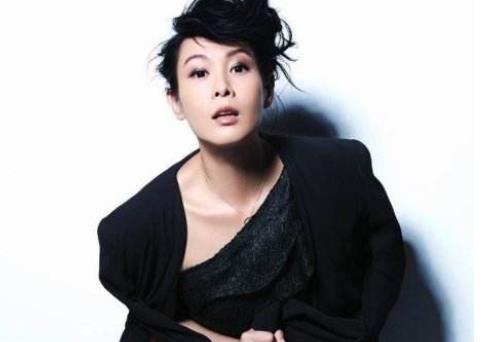 喜歡擠公交坐地鐵的十大明星排行 女神林志玲西安擠公交與男粉絲合影