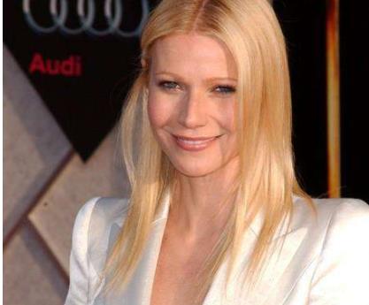 福布斯最佳著裝女明星排行 帕特洛身穿Tom Ford白色單肩長裙和披肩