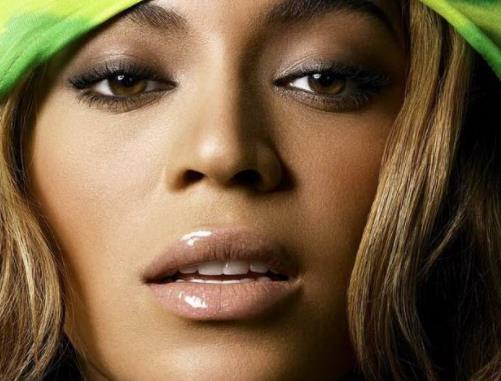 福布斯最佳著裝女明星排行 帕特洛身穿Tom Ford白色單肩長裙和披肩