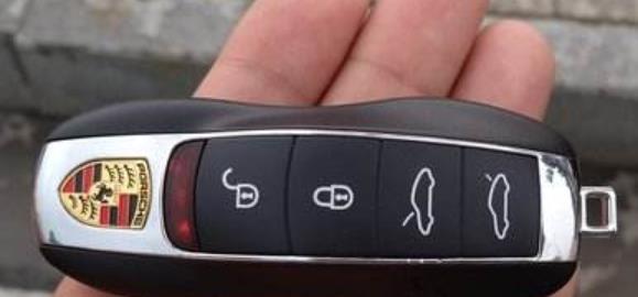 世界上最美的五大汽車(chē)鑰匙 賓利車(chē)鑰匙像一個(gè)名貴的錢(qián)包造型