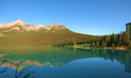 全球最美溜冰場(chǎng) 班芙路易斯湖環(huán)繞著冰川筑成的湖泊