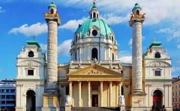 全球最美溜冰場(chǎng) 班芙路易斯湖環(huán)繞著冰川筑成的湖泊