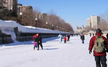 全球最美溜冰場(chǎng) 班芙路易斯湖環(huán)繞著冰川筑成的湖泊