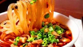 重慶八一路小吃街必吃 重慶必吃美食之一酸辣粉