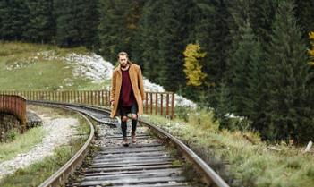 好看的德劇推薦 《我們的父輩》講述了五個摯友各自的人生遭遇