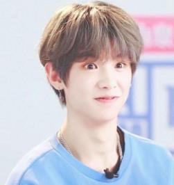 偶像練習生排名 蔡徐坤是一個行走的發光體吸引人眼球