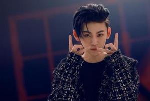 偶像練習生排名 蔡徐坤是一個行走的發光體吸引人眼球