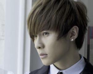 臺灣十大80后男歌手 蕭敬騰1987年3月30日出生于臺北市