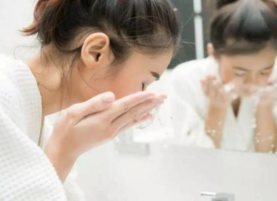洗臉超過3分鐘屬于過度清潔嗎?經(jīng)常洗臉是不是容易老 洗臉超過3分鐘屬于過度清潔嗎?經(jīng)常洗臉是不是容易老